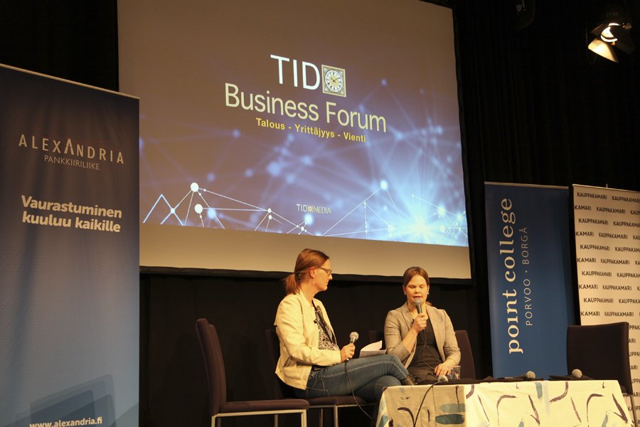 Toimittaja Outi Airaksinen haastattelee Finanssivalvonnan digitalisaationasiantuntija Hanna Heiskasta.