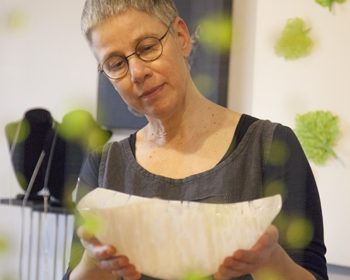 Marjut Kalin lasipajalla, kastemalja käsissä